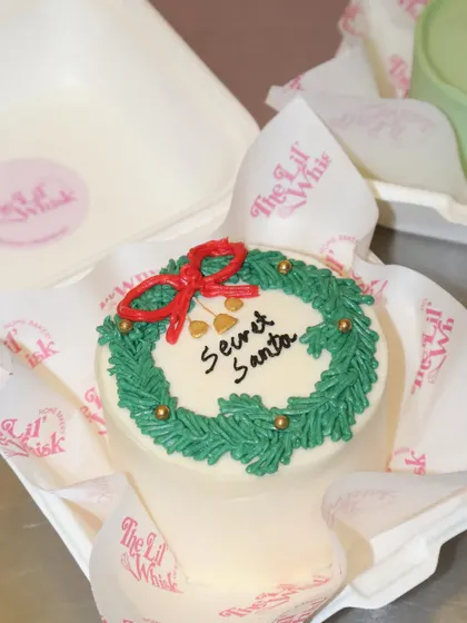 A "Secret Santa" bento cake, perfect for office parties and holiday gift exchanges. The simple wreath design is classic and festive.