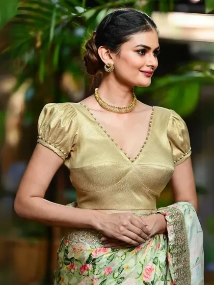 A repeat of the elegant gold puff-sleeve blouse and simple gold choker.