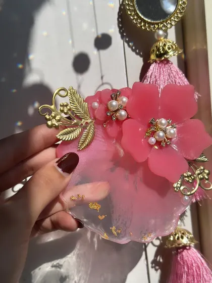 The sunlight catching these Milni plates is just magical. The translucent resin glows, highlighting the gold flakes and decorative elements inside.