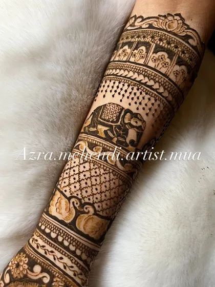 This traditional Indian bridal band includes an elephant motif, a symbol of good luck and prosperity, perfect for a wedding.