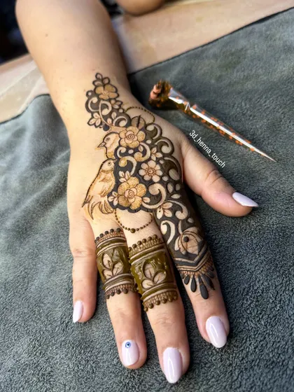 A lovely back-hand design featuring two birds surrounded by flowers. The details on the fingers complete this charming and artistic look.
