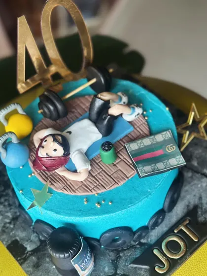 Built with butter, not biceps. A gym-themed cake for the one who lifts heavy and celebrates harder, complete with fondant kettlebells, barbells, and a protein shaker.