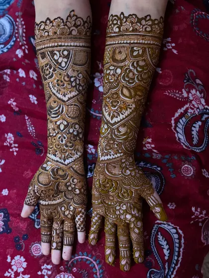 The same non-bridal design against a different background, showing its versatility and beauty.