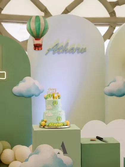 A full shot of the dreamy green hot air balloon birthday, a perfect escape into a world of adventure.