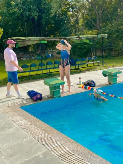 A moment of instruction by the poolside. Constant feedback and process-oriented coaching are key to building trust and achieving long-term benefits in the pool.