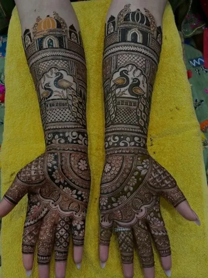 This design features majestic peacocks perched atop Rajasthani architecture, a classic and elegant choice for any bride.