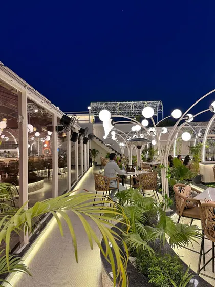 This long view of the rooftop walkway shows the serpentine planters and organic flow of the layout, a principle inspired by the great architect Frank Lloyd Wright.
