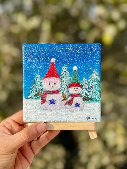 To get into the holiday spirit, I painted this cheerful snowman family. I used bright oil colors and added a sprinkle of white paint for the falling snow effect. It’s a small piece of Christmas joy, perfect for decorating a small space.