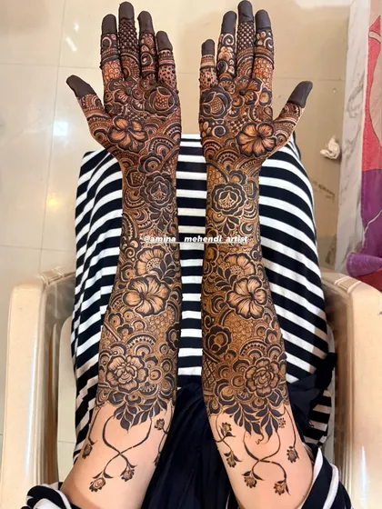 This is an example of my signature full-arm floral mehendi. I love creating dense, intricate patterns with elements like roses, paisleys, and detailed fillers to give you a rich and traditional look for any celebration.