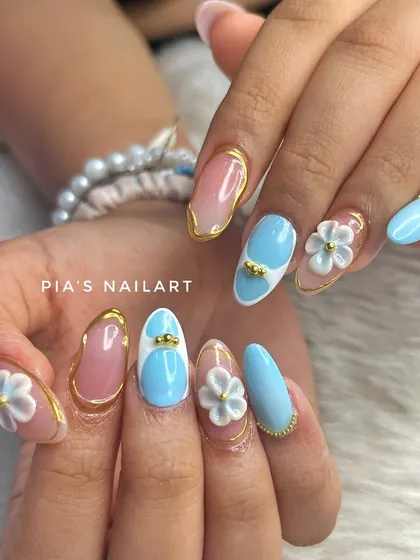 A gorgeous custom set with a sky blue base, 3D white flowers, and delicate gold chrome frames. A perfect example of combining different advanced techniques.