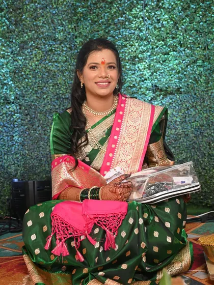 A happy portrait of bride Siddhi at her Sakharpuda. Her glowing makeup and bright smile show her excitement for the journey ahead.