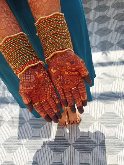 A beautiful stain picture shared by my bride Sanobar. The deep red color looks stunning with her green and red bangles.