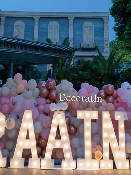 Let their name shine bright. These large marquee letters, set against a backdrop of pink and rose gold balloons, create a spectacular and personalized photo opportunity for any birthday celebration.