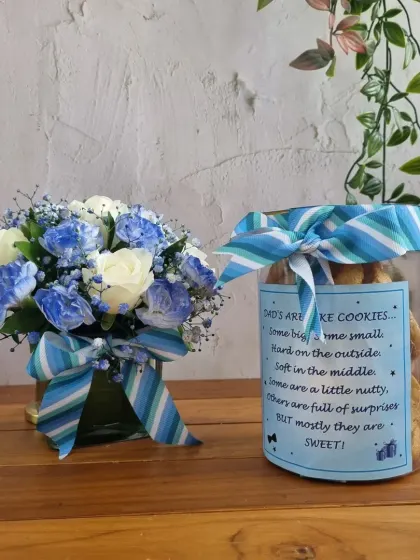 Pair our "Dads are like cookies" jar with a beautiful bouquet of fresh blue and white flowers for a complete and thoughtful Father's Day surprise.