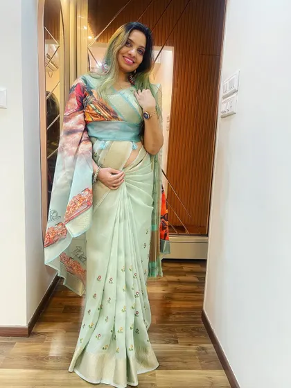 Here I am showing off my fluffy pleats in a delicate tissue saree. While tissue sarees can be challenging, my heat-free pleating technique gives them a beautiful structure without damaging the fabric.