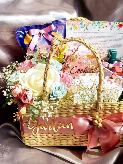 A beautiful gift basket for a sister. This Kauna grass basket is personalized with her name and filled with handpicked goodies, showing how we combine sustainability with style.