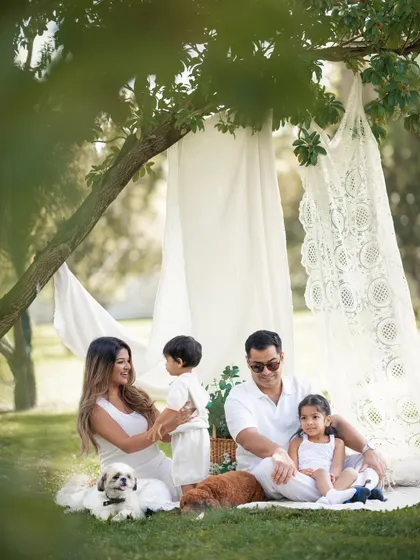 An interactive moment between parents and their children during our outdoor session. I encourage play and connection to bring out the most authentic smiles.