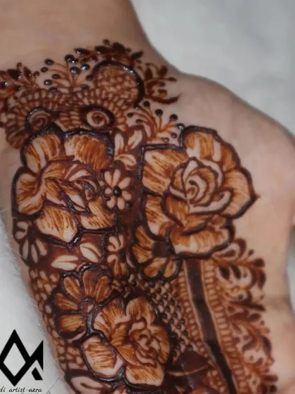 A close up of a beautiful Arabic-style floral bouquet, a perfect choice for a simple yet elegant party mehendi.