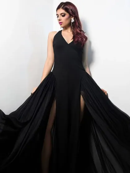 A powerful and elegant look from the Elviraa Official campaign. I styled this flowing black gown with double thigh-high slits to create a sense of drama and movement, perfect for a confident, show-stopping entrance.