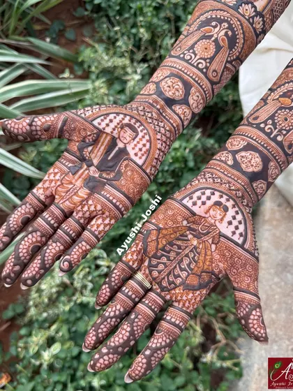 A full view of the Maharashtrian bridal design, with the bride on one hand and the groom on the other, surrounded by peacocks and traditional patterns.