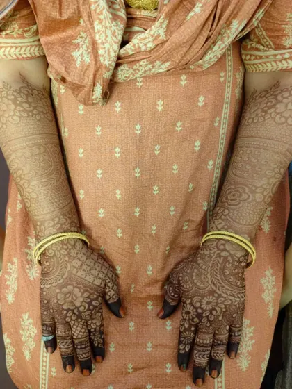 This photo shows the contrast between the dark stain on the palms and the slightly lighter stain on the arms, which is completely normal.