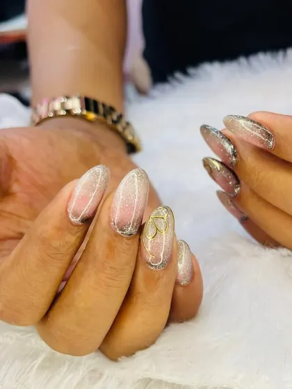 A sparkling and ethereal design. This set combines a silver glitter fade with delicate gold line work and a subtle floral accent for a touch of glamour.