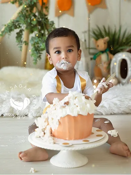 A moment of concentration during a fun cake smash. I love capturing all the different expressions babies have as they explore the new texture and taste of cake.