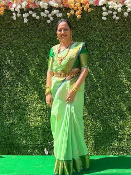 Tejaswini looking spectacular in this light green Kanjeevaram saree with a rich gold and blue border. A perfect look for a sunny wedding day.