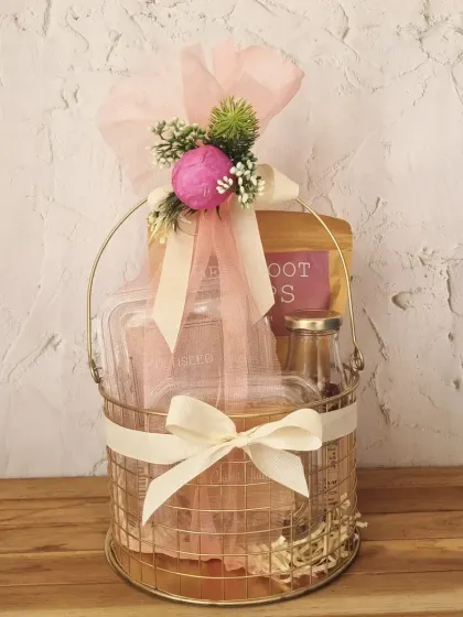 Another one of our elegant hamper arrangements, this time in a golden wire basket with a soft pink theme. It’s perfect for birthdays, anniversaries, or as a thank you gift.