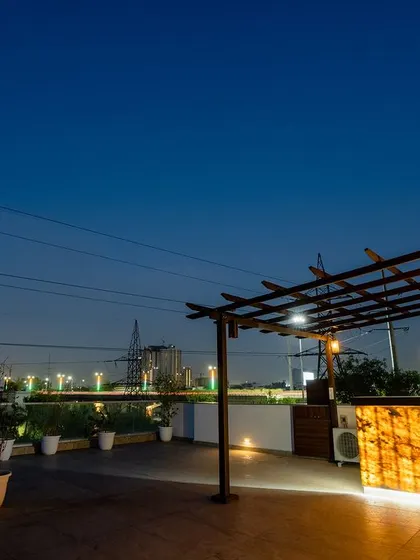 A stunning rooftop terrace with a backlit onyx bar. This is the ultimate space for hosting parties, with a breathtaking view of the city skyline at night.
