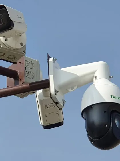 A powerful combination of a 2MP Tiandy PTZ camera and two fixed starlight cameras on one pole. This offers both wide overview and detailed zoom capabilities.