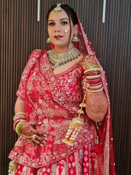 The Red Bride of Benzene. She looks powerful and beautiful in her classic red bridal attire, with makeup that is both bold and elegant.