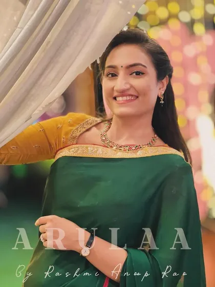 Vaishnavi Gowda looking radiant in the green saree and custom mustard blouse. The unique cut of the blouse neckline adds a modern touch to the traditional look.