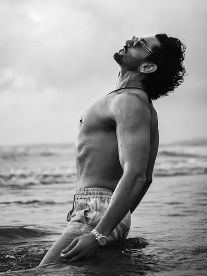 The same powerful pose in black and white, offering a timeless and artistic alternative for the actor's portfolio.