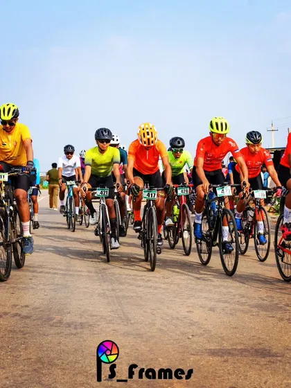 The U-18 peloton, a fast and furious group of young racers.