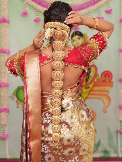 The back view is just as important for a bride. This traditional coin jada beautifully complements the rest of the antique gold jewellery set.