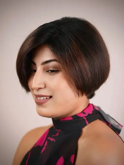 A profile view of the bob, demonstrating the expert graduation in the cut that allows the hair to fall perfectly into place.