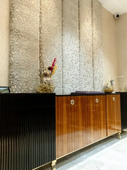 This striking storage console is a centerpiece of the boutique's design. I combined fluted black wood with high-gloss veneer, creating a beautiful contrast of textures that is both functional and artistic.