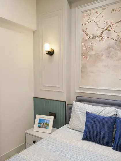 Detail of the custom headboard, which features blue fluted paneling and classic wall moulding. This combination adds texture and a touch of traditional elegance.