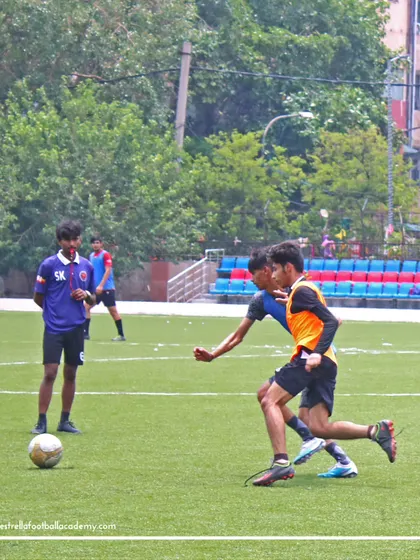 Two players battling for the ball during the Spain selection trials. We create a competitive atmosphere that simulates the challenges of professional football, preparing players for the next step in their careers.