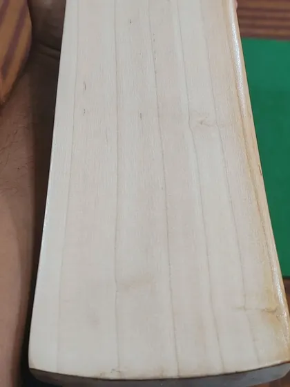 Look at the grains on this English willow bat. This is what you should look for. Straight, clean grains mean a strong and well-balanced bat for proper shot-making.