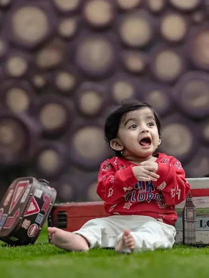 The look of pure wonder and excitement! This little one is having a great time exploring the props in our outdoor studio.