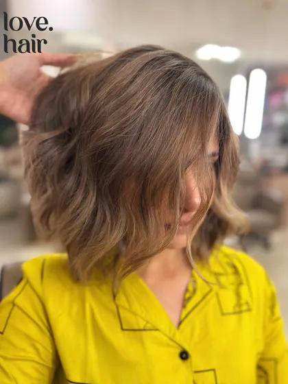 Mocha moussin' and choco milkshake slurping'. A delicious-looking balayage on a short, wavy bob.