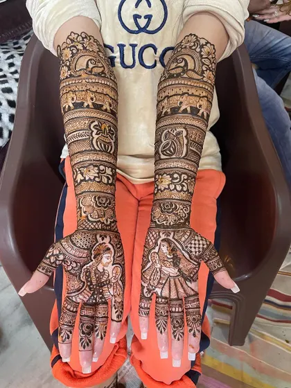 This full bridal set is a perfect example of traditional Rajasthani art. It features bride and groom portraits, elephants, and auspicious symbols, all done with clean, sharp lines.