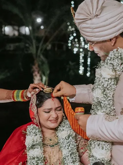 The wedding ceremony is filled with powerful emotions. This series of photos captures the bride's tears and smiles during the rituals, showing the beautiful, candid moments we cherish.