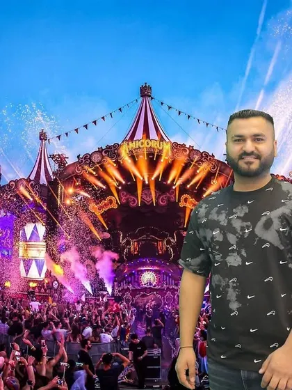 A guest at a MakeMyTrip conference is transported to the vibrant Tomorrowland festival using our Green Screen photobooth. This is a perfect way to connect a brand with exciting experiences and create aspirational content.