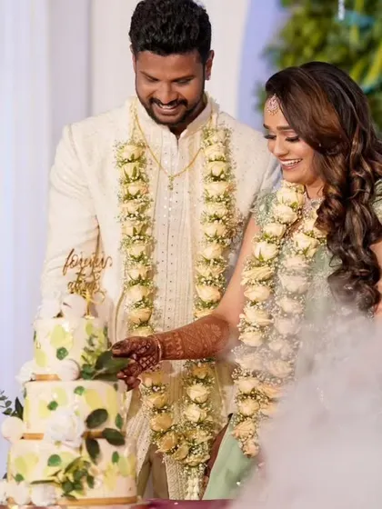 Another happy moment from the cake cutting ceremony. My goal is always to create a cake that becomes a cherished part of the celebration.