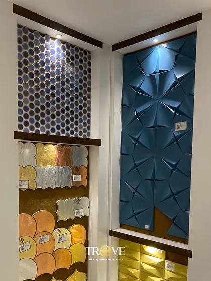 This display corner highlights the bold impact of 3D tiles. The large blue geometric starburst pattern is a true statement piece, ideal for anyone looking to add a dramatic and contemporary touch to their interior design.