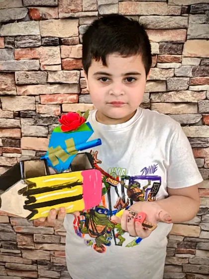 Another creative pencil holder made during our Teacher's Day workshop. Each child personalizes their creation, making it a unique and cherished gift.