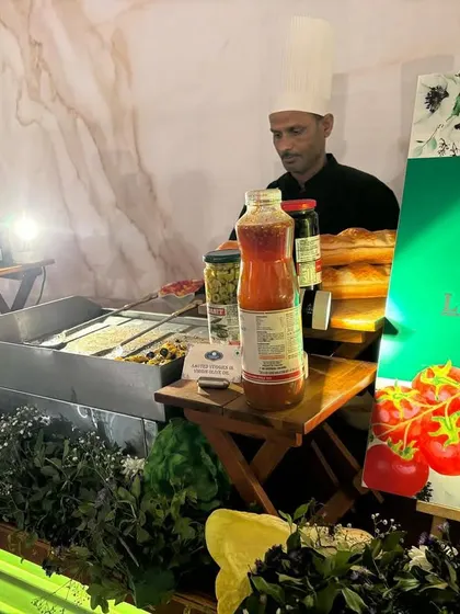 Our 'La Italia' station brings the taste of Italy to your event. Our chef prepares authentic vegetarian Italian dishes using fresh ingredients and imported products.